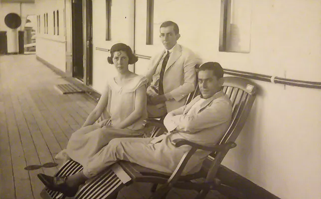 O casal Nair e Renato Alves de Lima a bordo de um navio para Buenos Aires, acompanhados do amigo Sr. Zarvos, que também viajava