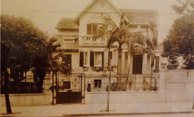 A foto mostra a antiga casa da família Rocha Azevedo na Avenida Paulista, depois de uma ampliação no andar superior.